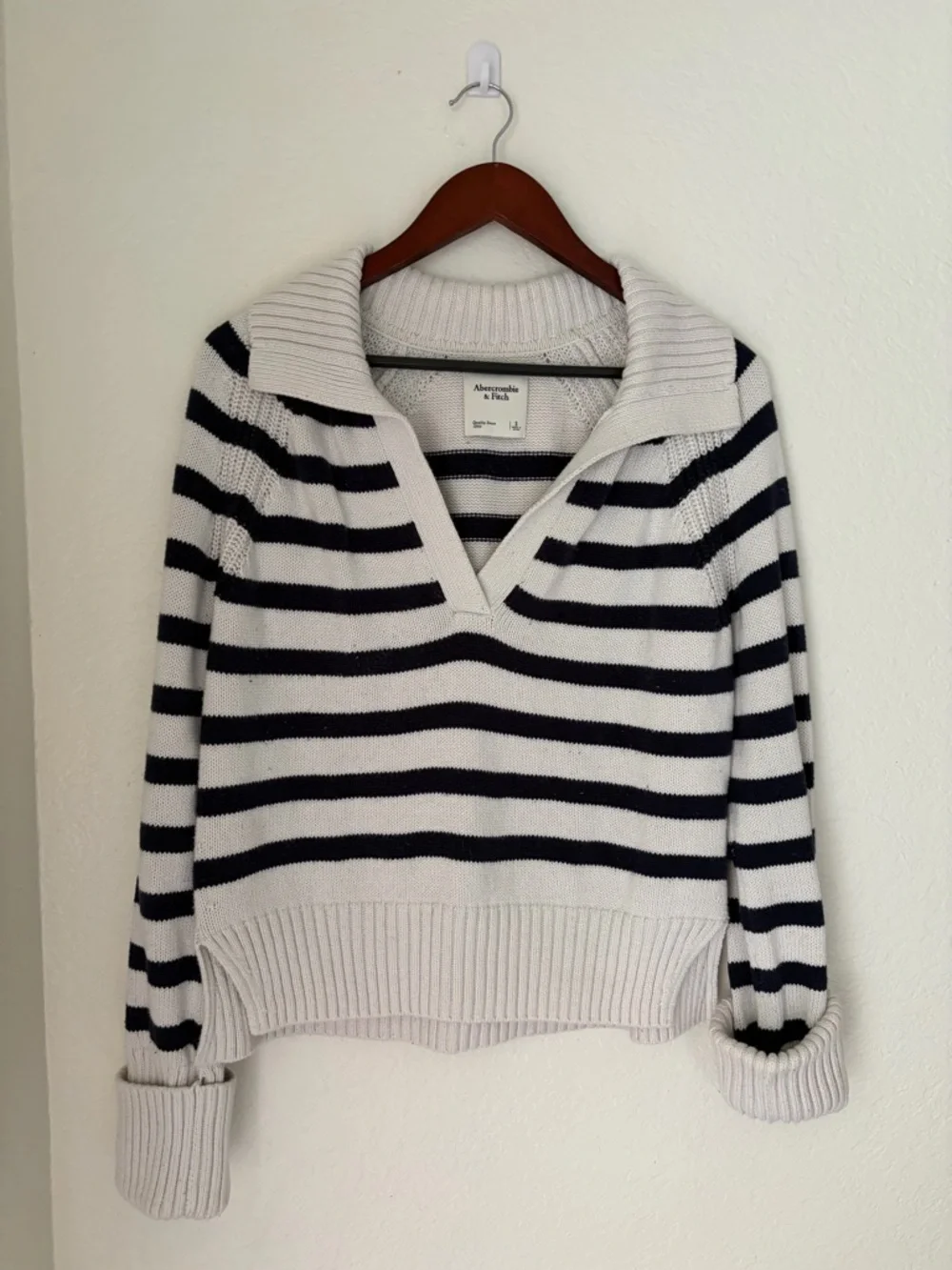 Abercrombie & Fitch White and Navy Striped V-Neck Sweater - Picture 2 of 7